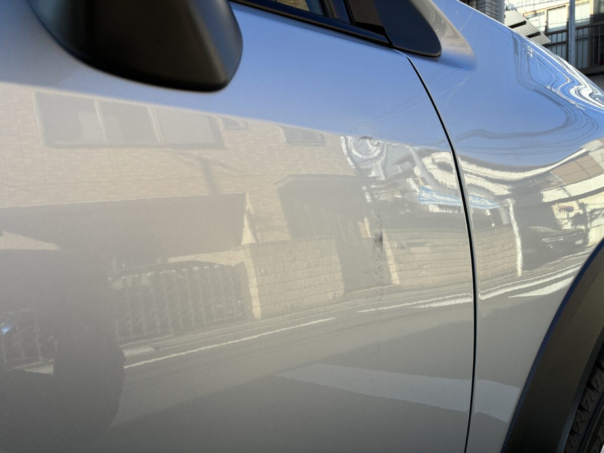 スバルXV　フロントドア前方にドアパンチ被害？