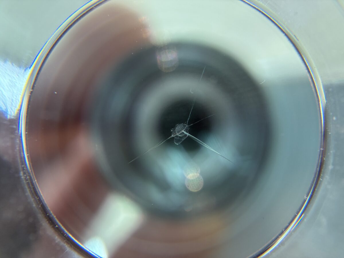 フロントガラスの飛び石傷の放置は危険・・・ | 東京都板橋区のデント