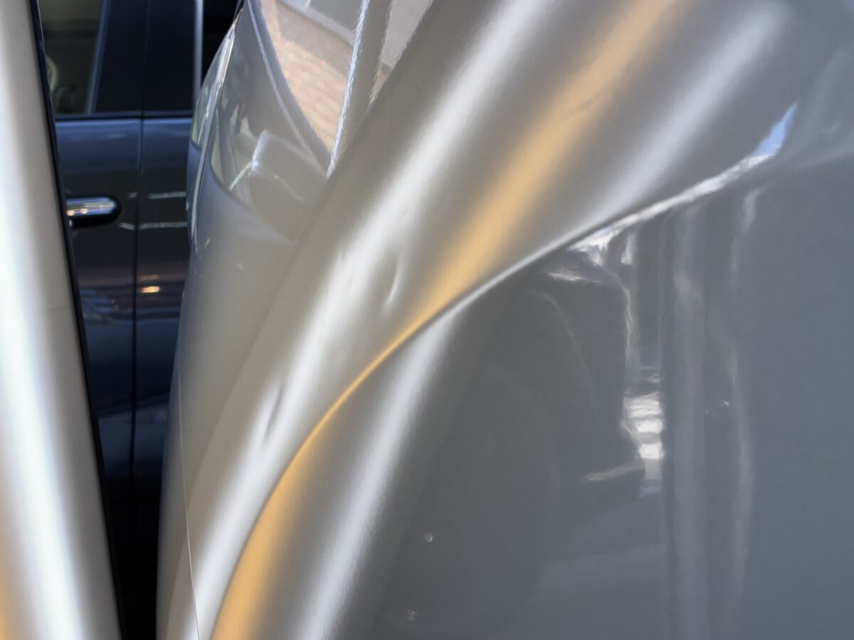 セレナのフロントフェンダーに自転車が倒れて出来たヘコミ