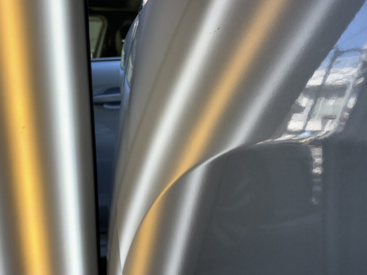 セレナのフロントフェンダーのヘコミ修理