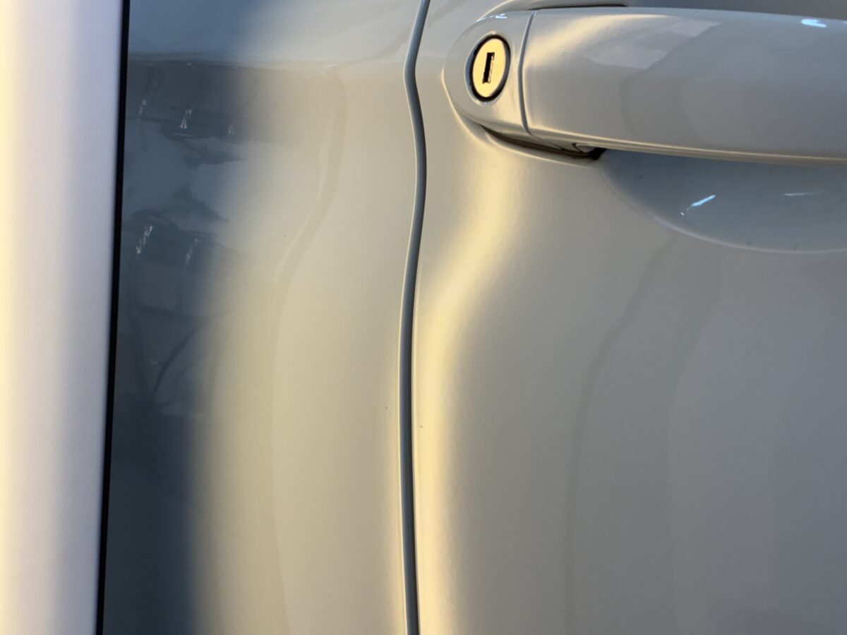 BMWM3　フロントドアのエッジ近くのデントリペア