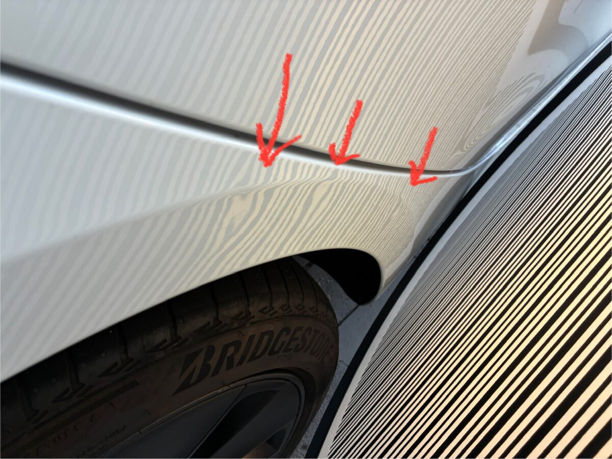 テスラモデル3　ロックピラー部のヘコミをデントリペアで直す。