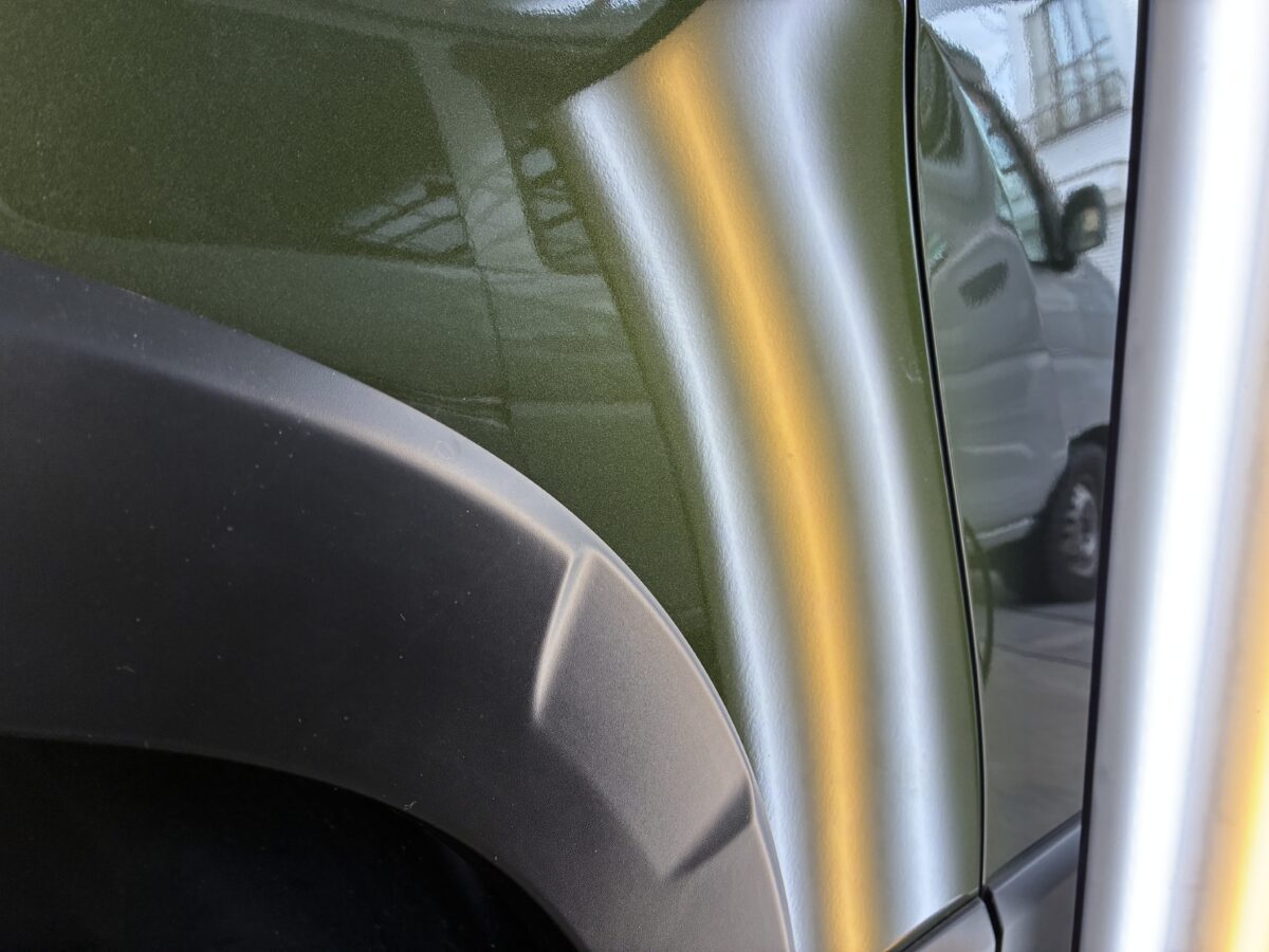 プジョーリフターのリアフェンダーのデントリペア作業後