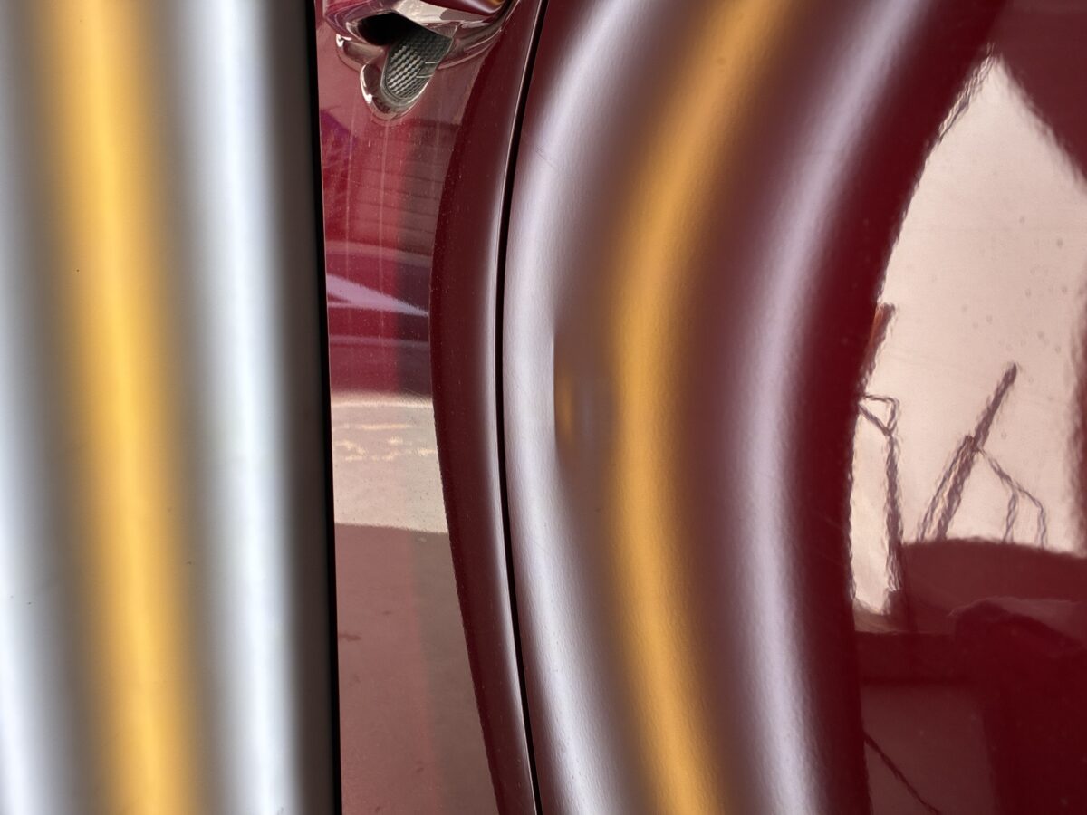 シビックのリアドアの縁近くのデントリペア作業前