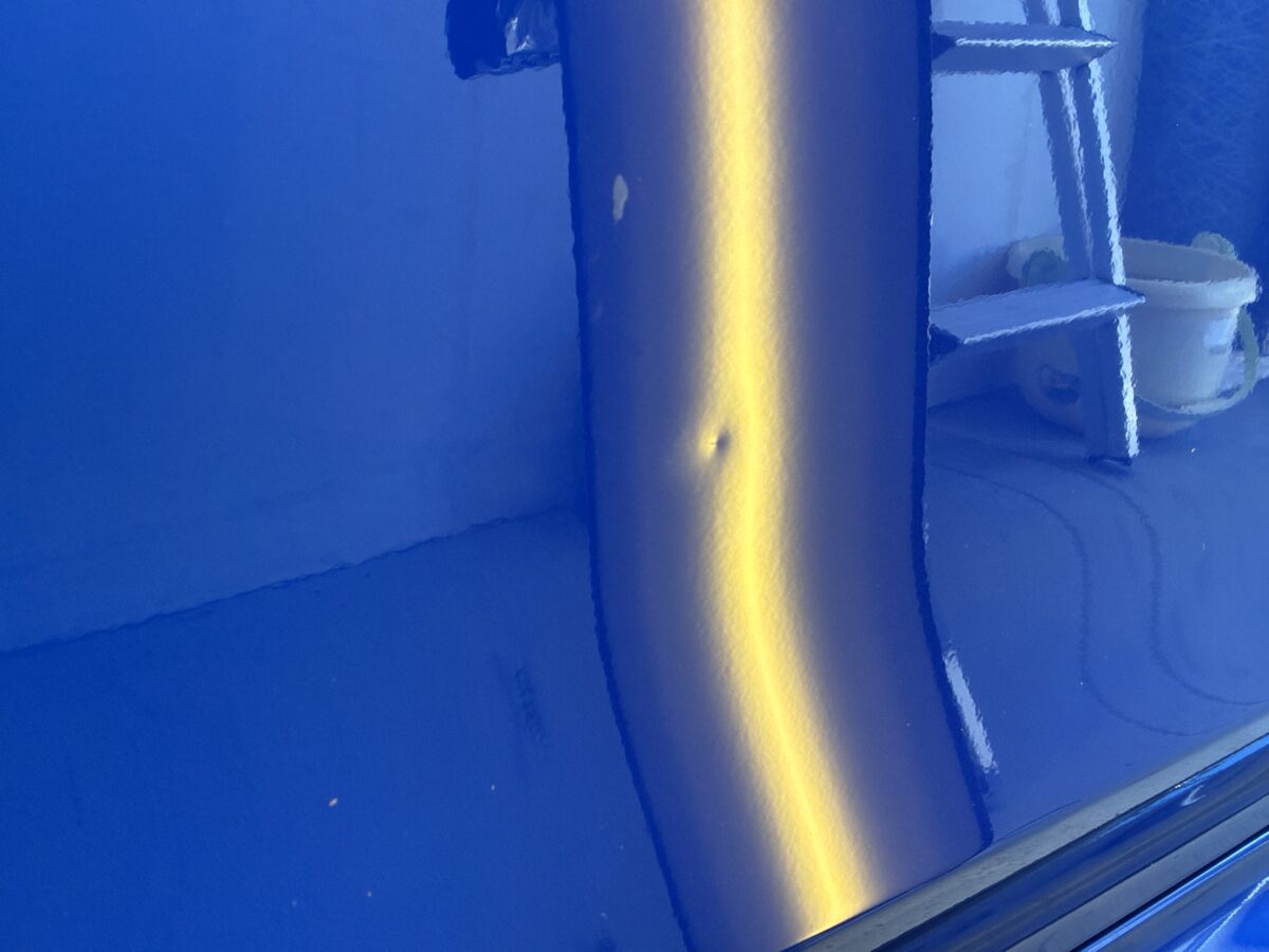 レヴォーグのドアに傷の有る小さなヘコミをデントリペアで修理