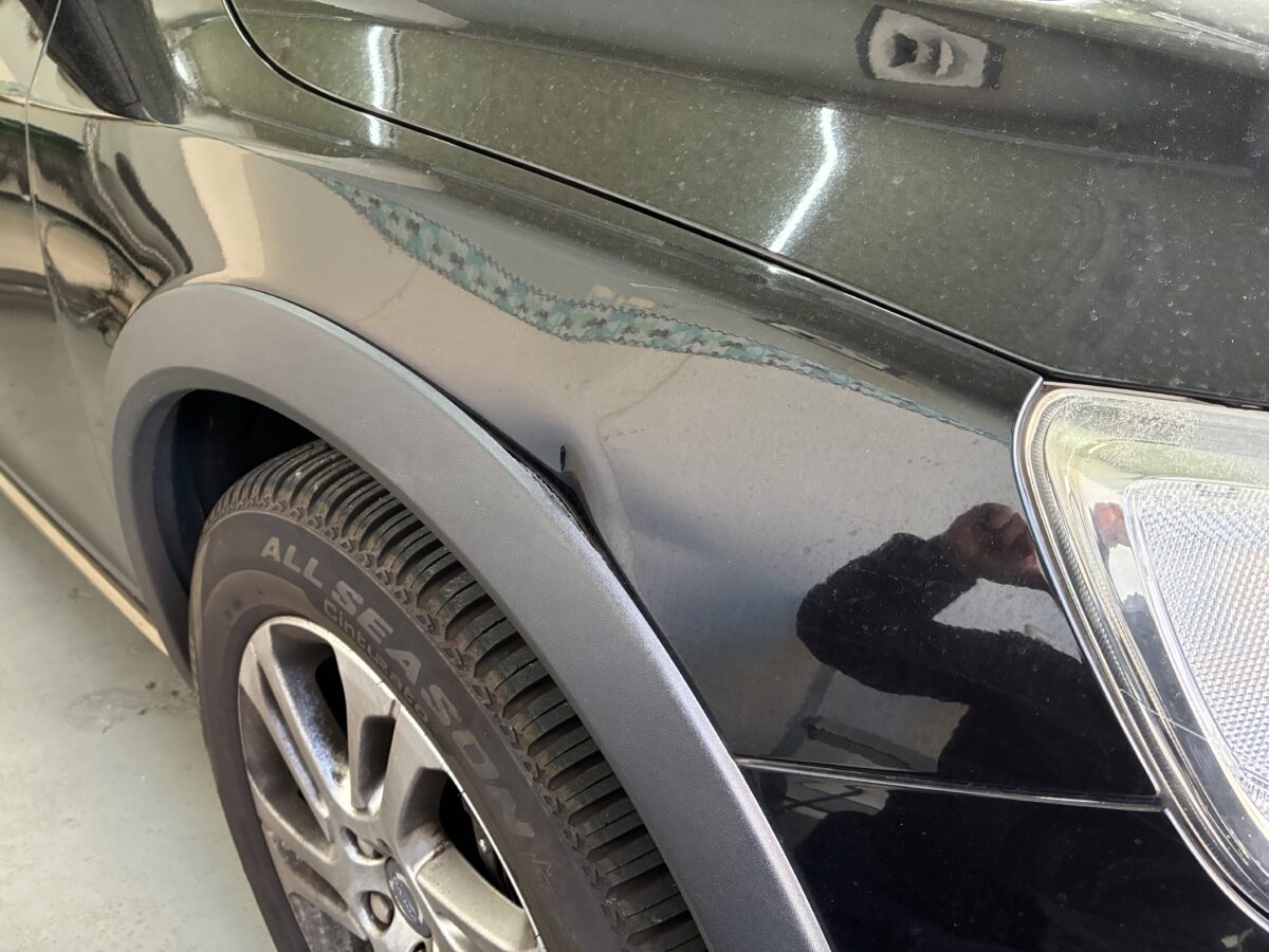 ボルボV60　フロントフェンダーに大き目のヘコミが・・・