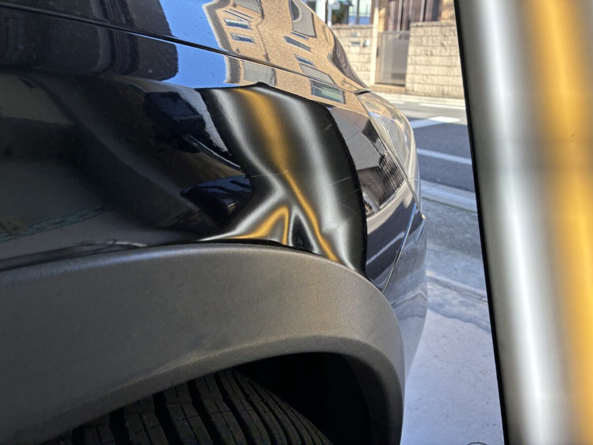 ボルボV60のフロントフェンダーのヘコミのデントリペア