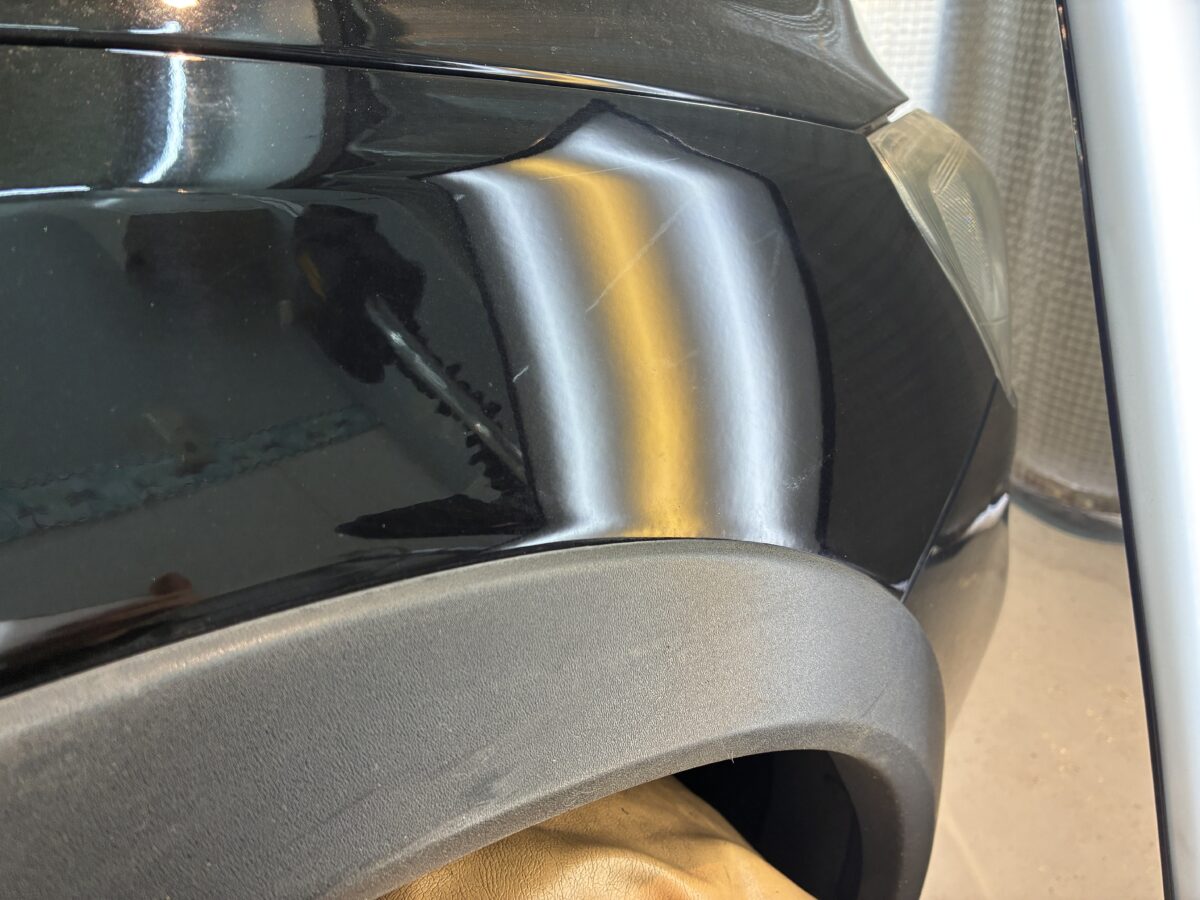 ボルボV60　フロントフェンダーのデントリペア作業後