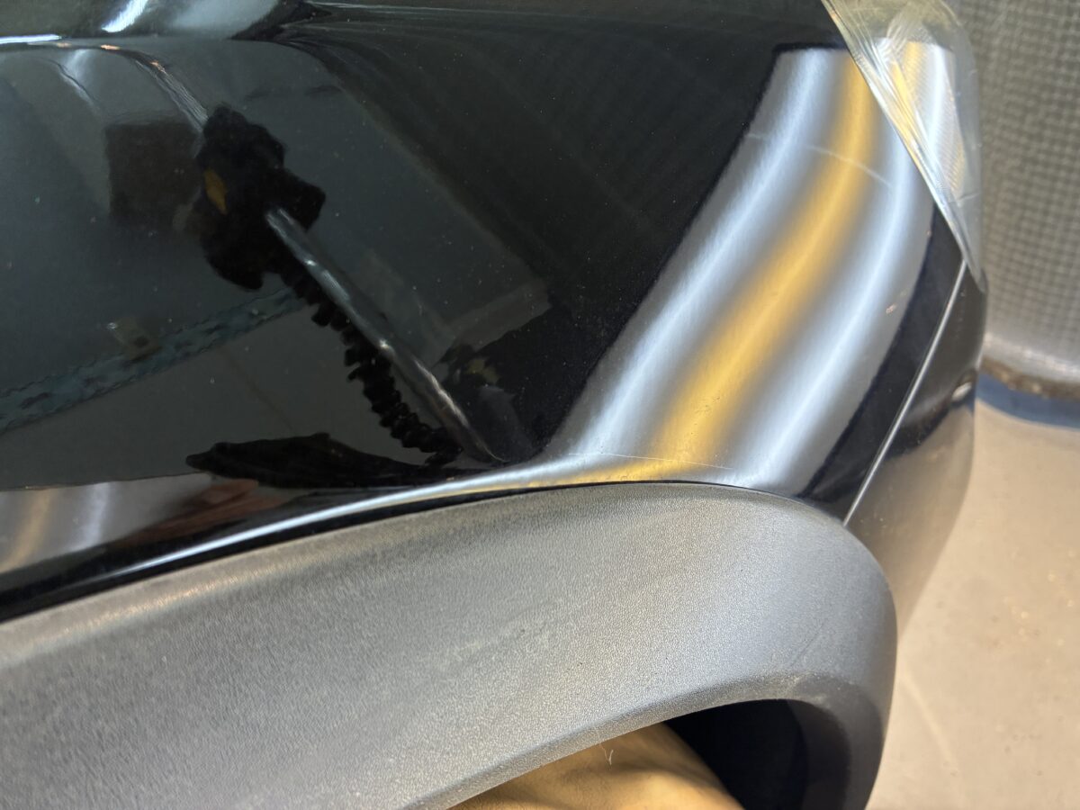 ボルボV60　フロントフェンダーのデントリペア作業後