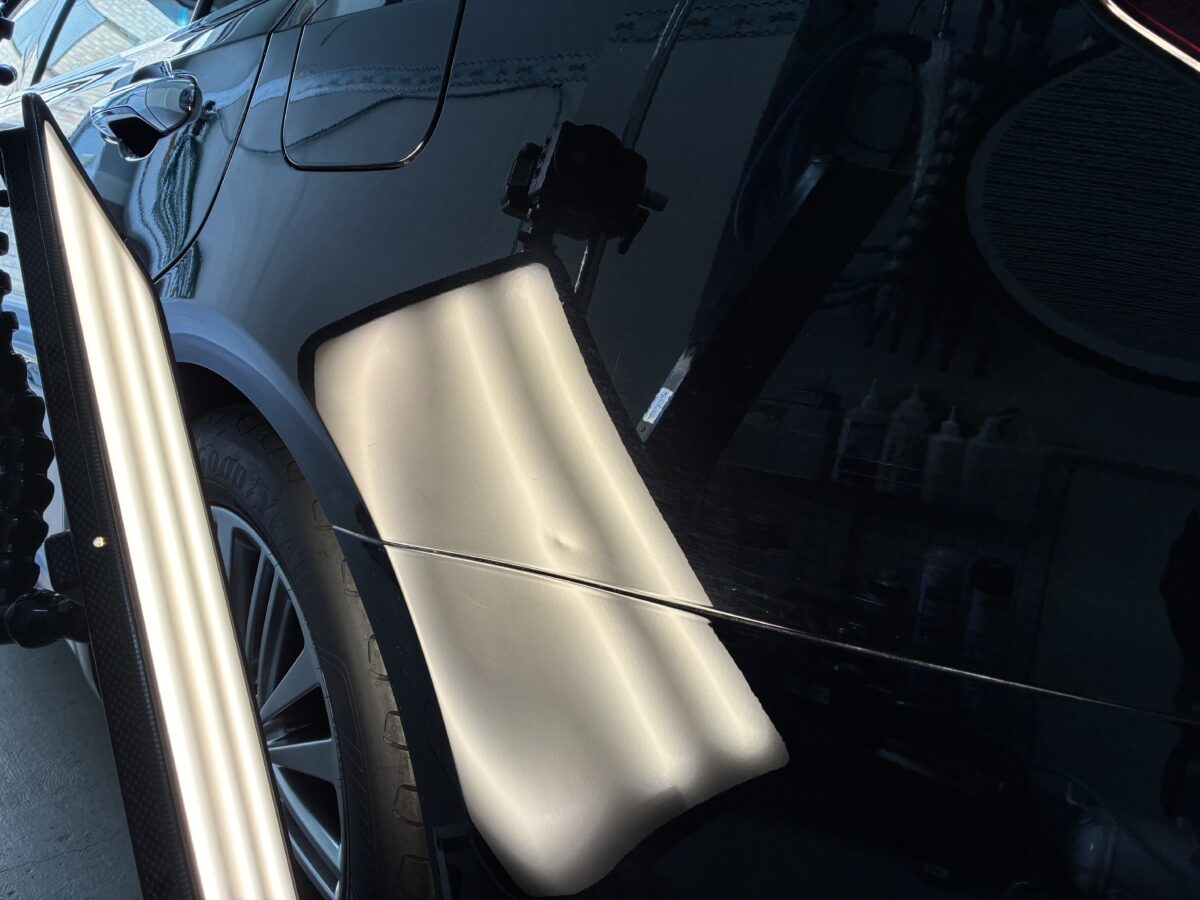 クラウンのリアフェンダーに横筋状のヘコミが・・・