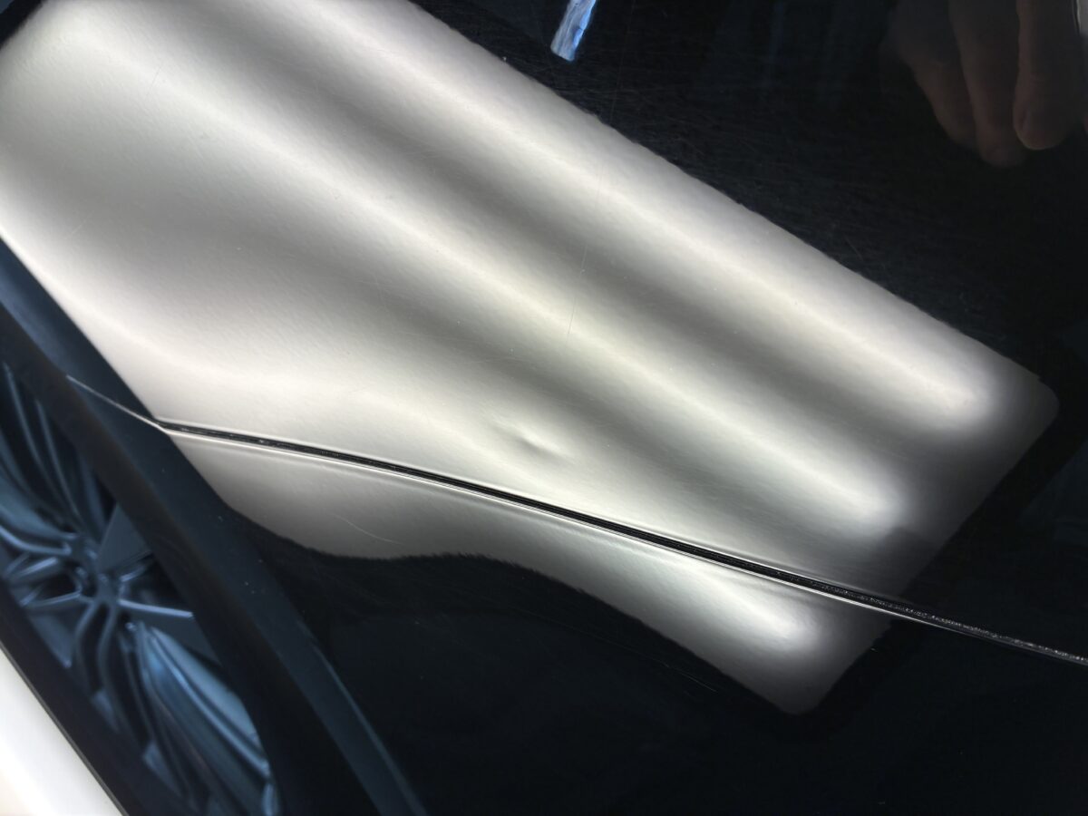 クラウンのリアフェンダーに横に長いヘコミ