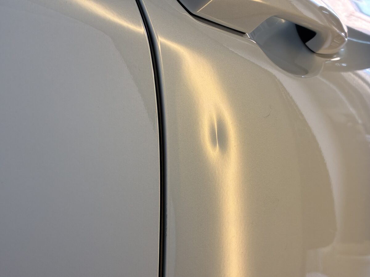 トヨタ クラウンスポーツ　フロントドアのデントリペア作業前