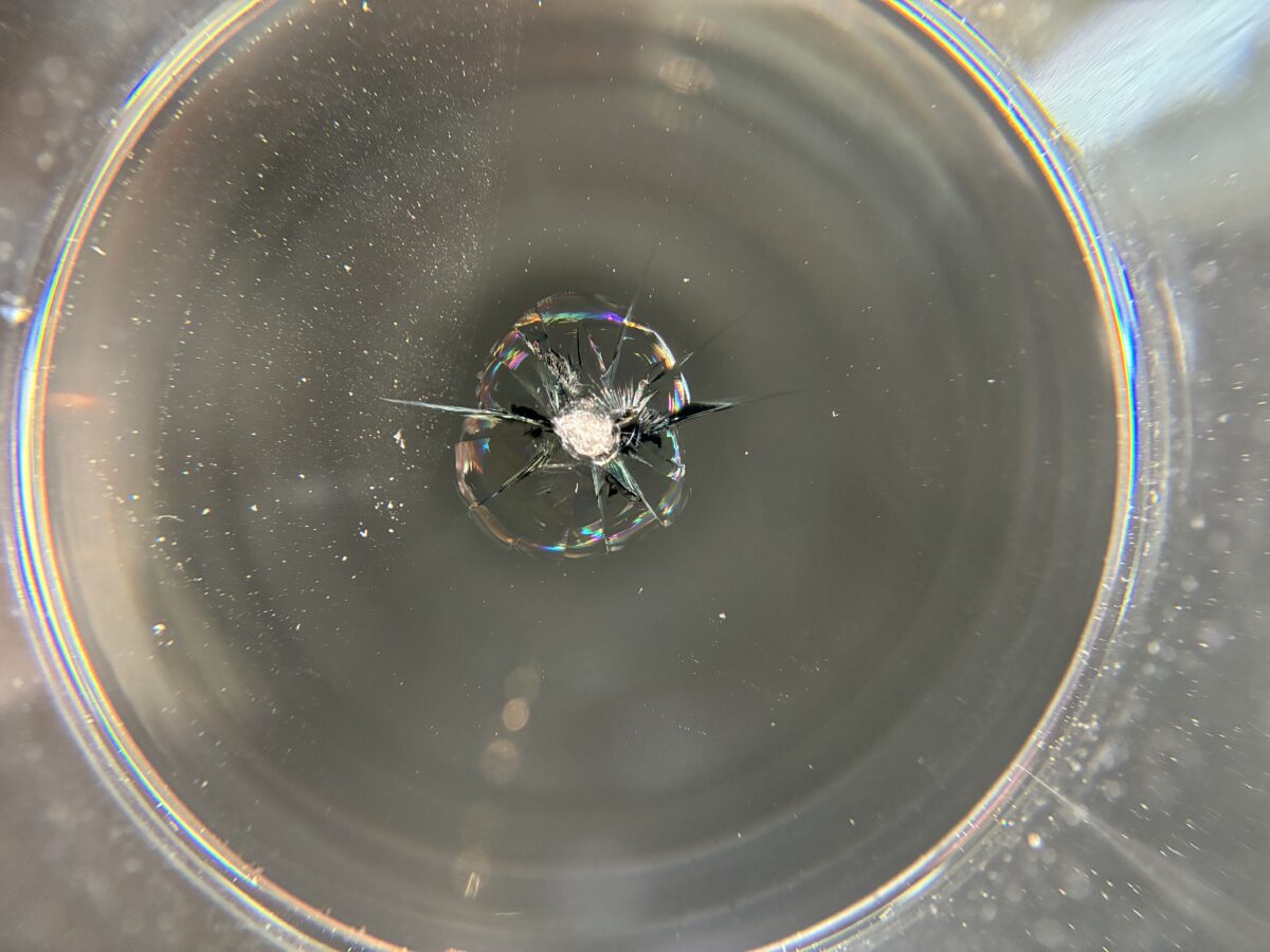 フロントガラスに飛び石による傷