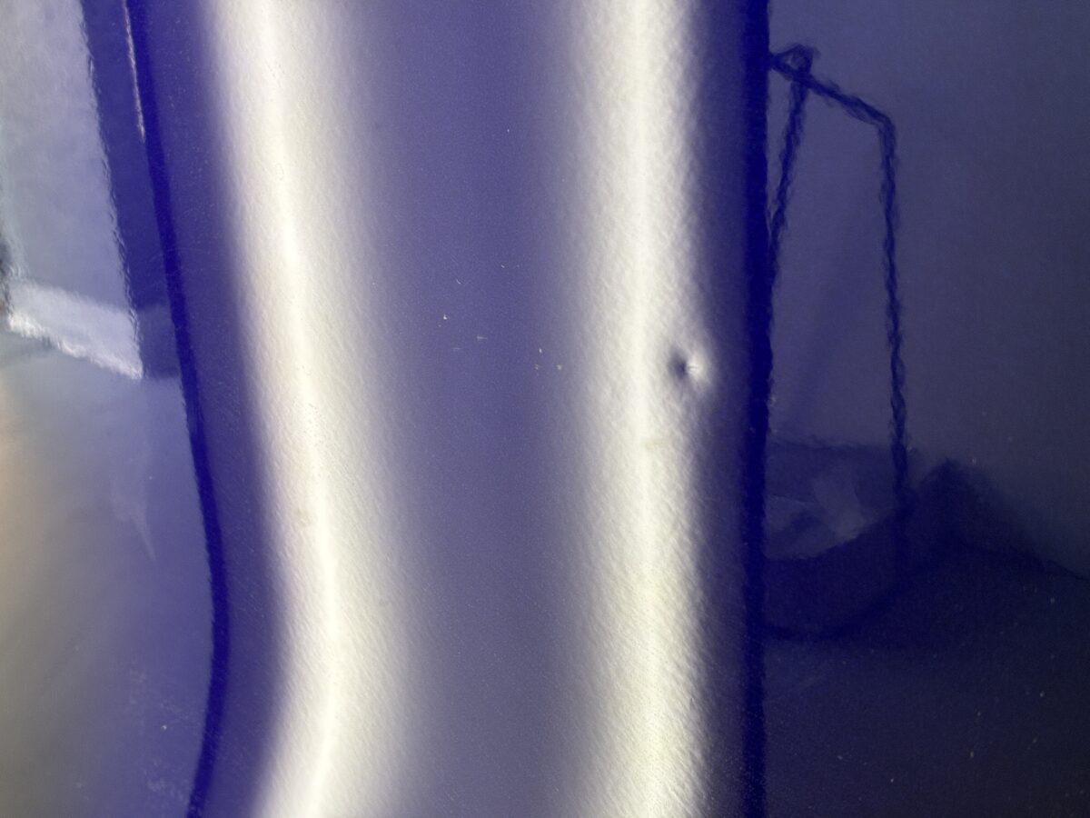 レヴォーグの助手席ドアに小さなヘコミが・・・