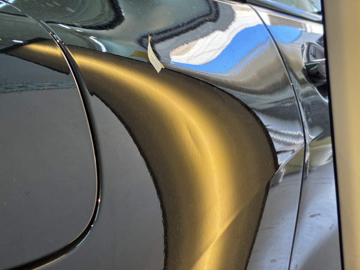 BMW840d　リアフェンダーのドアパンチヘコミ修理