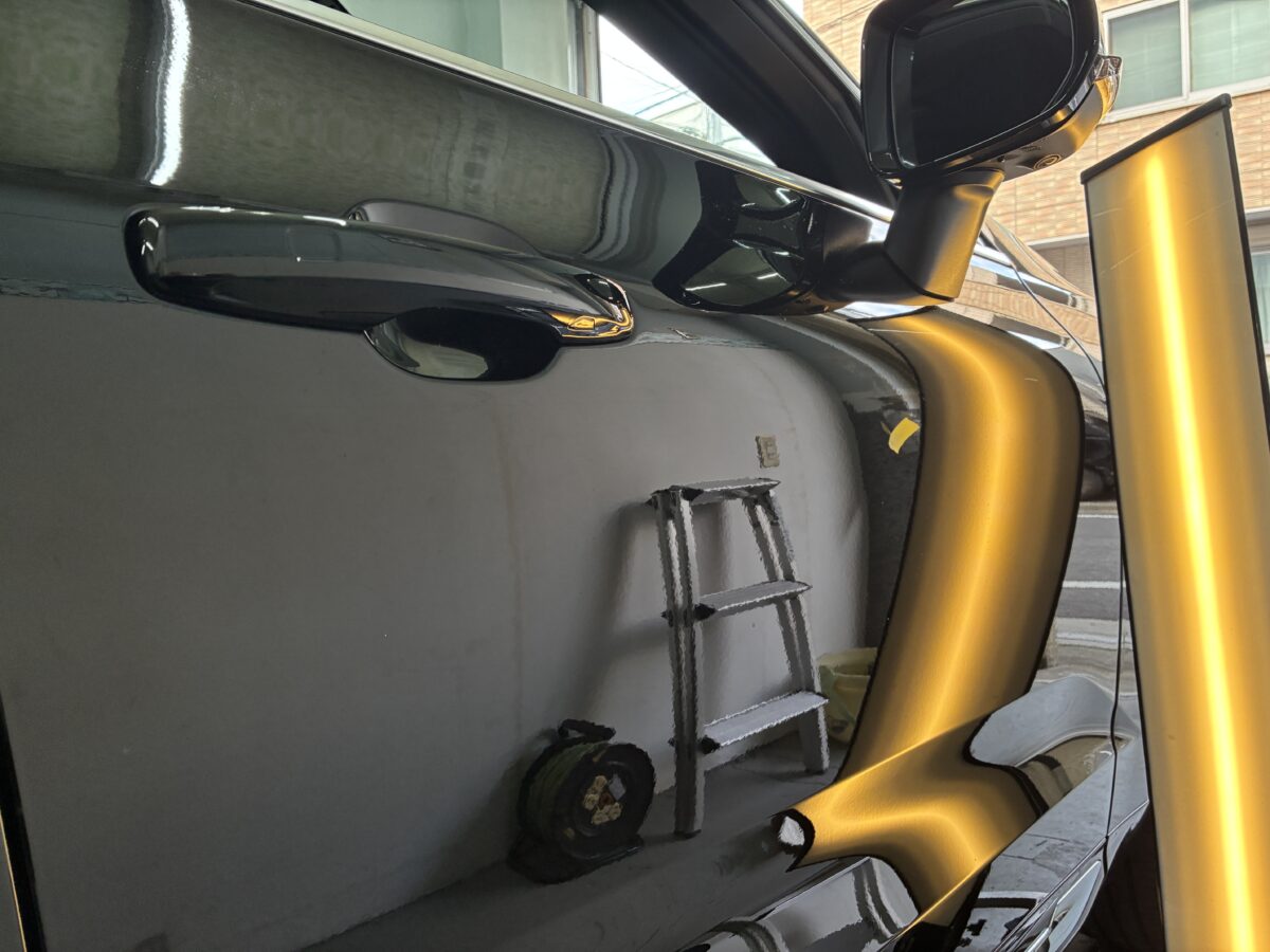 ボルボXC60　フロントドアのヘコミ修理