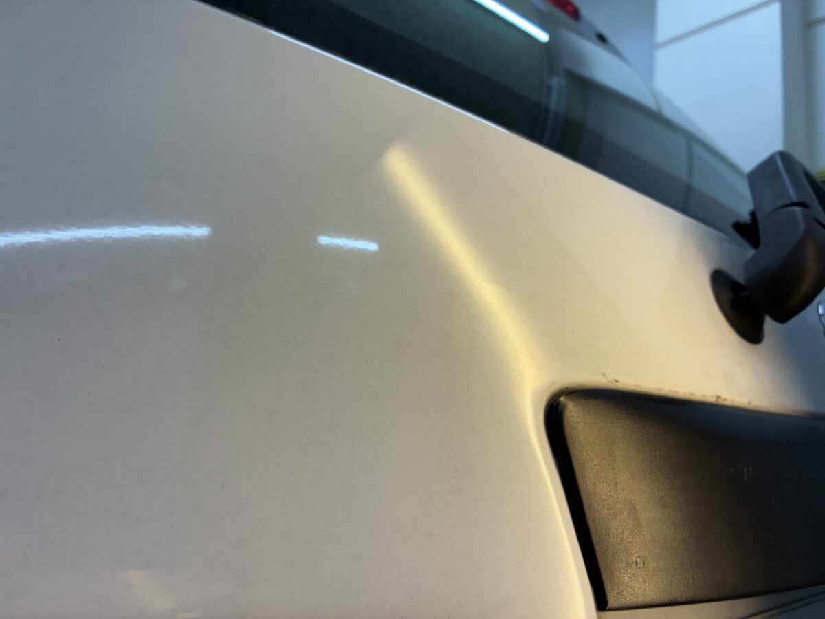 ADバン　リアゲートのデントリペア作業後