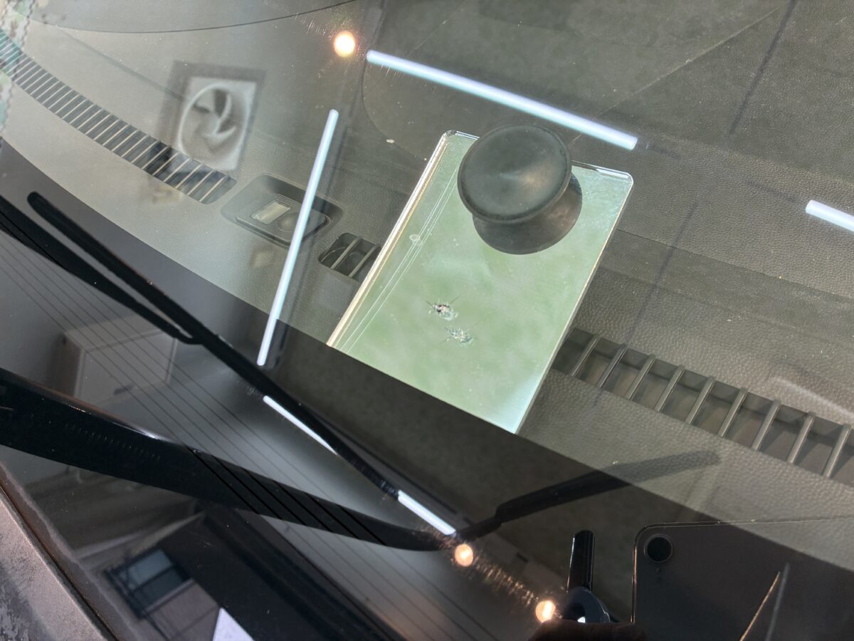 フロントガラス下部の飛び石傷修理