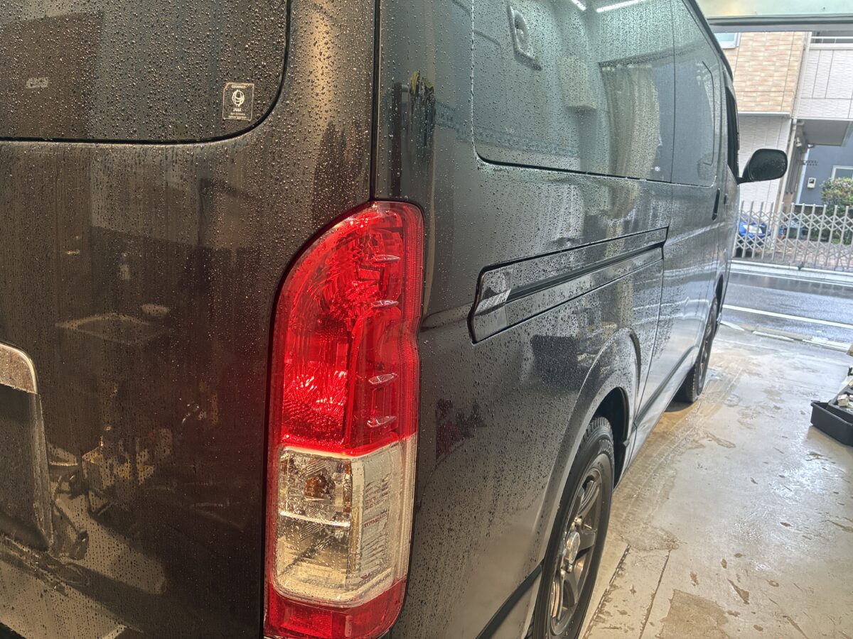 レジアスエースのフロントガラスに飛び石被害