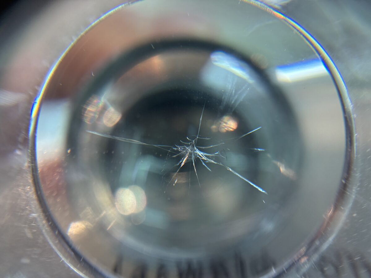 フロントガラスの飛び石傷は早めにリペアする方が良いです。