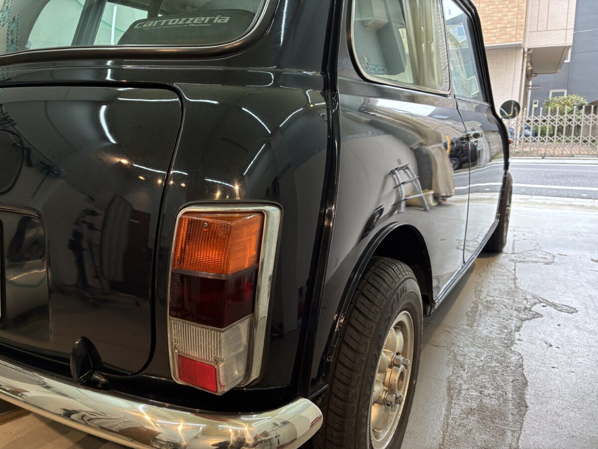 ローバーミニのフロントガラス飛び石傷修理