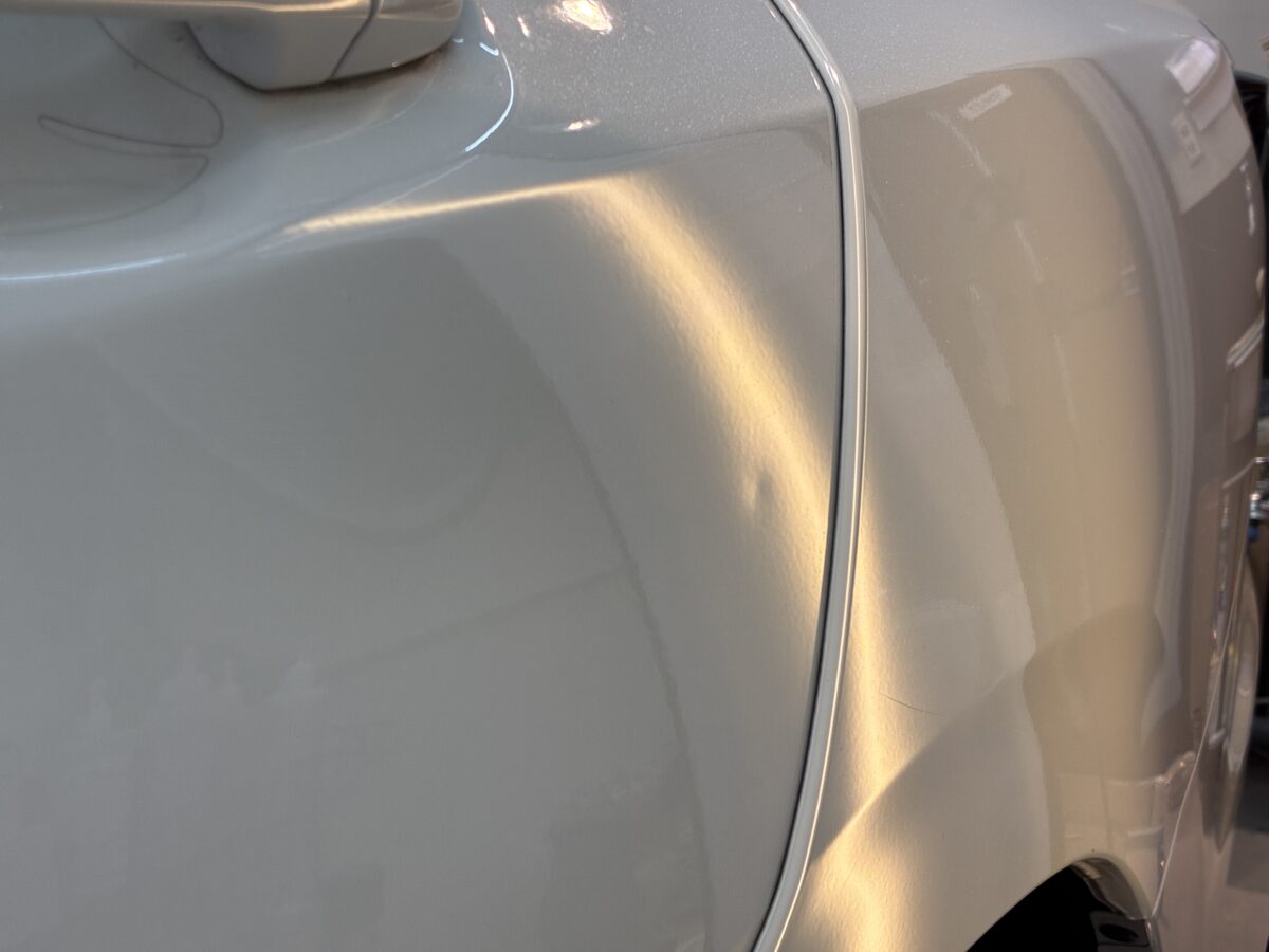 スバルレヴォーグ リアドアのヘコミ修理