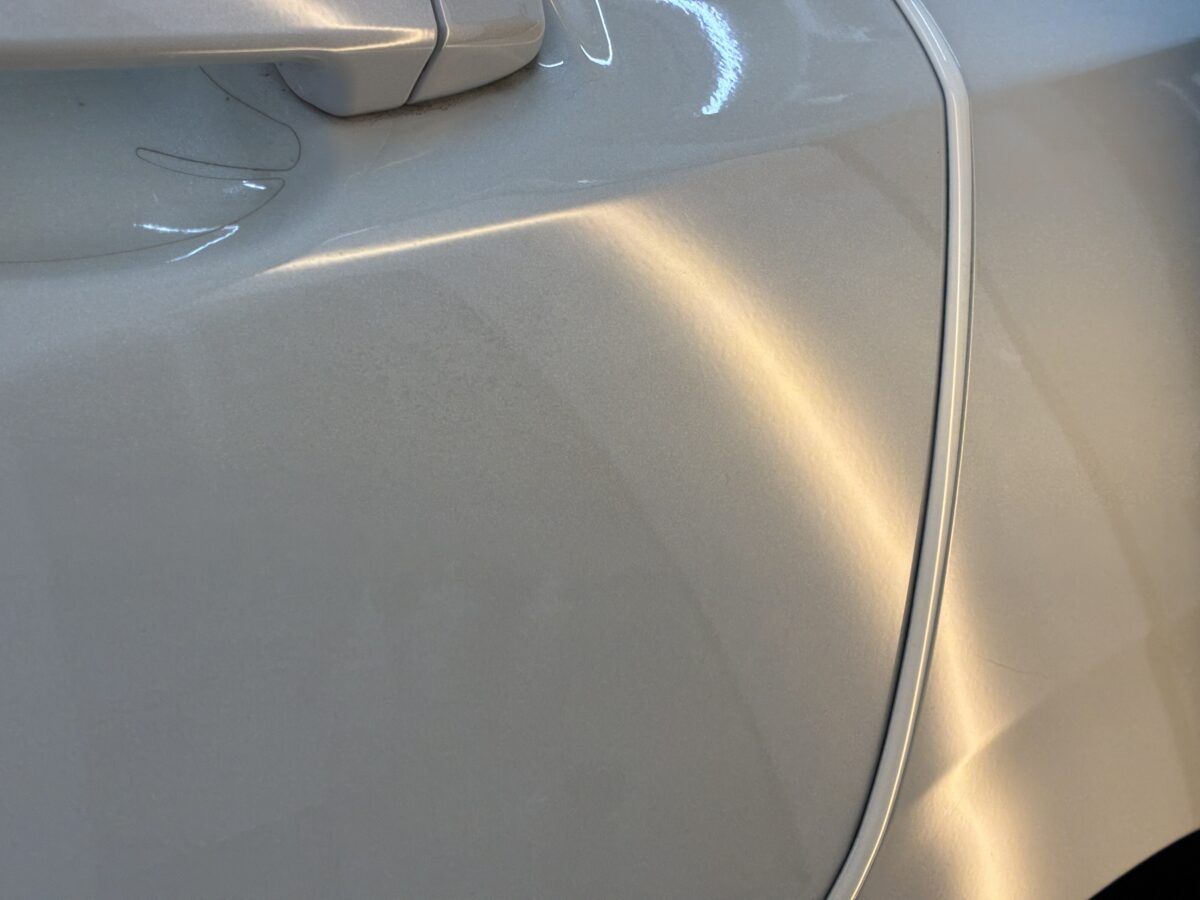 スバルレヴォーグ リアドアのデントリペア作業後