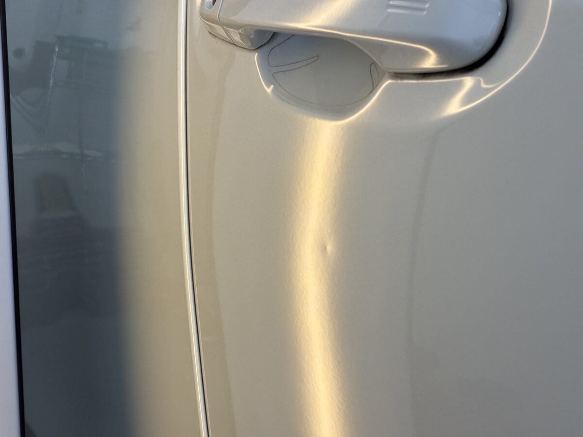 スバルレヴォーグの運転席ドアに小さなヘコミの修理