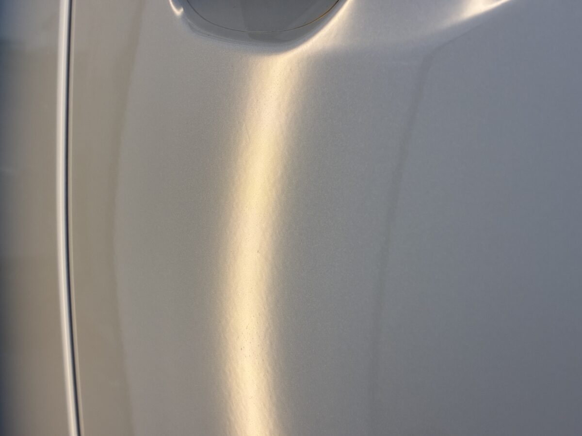 レヴォーグのフロントドアのデントリペア作業後